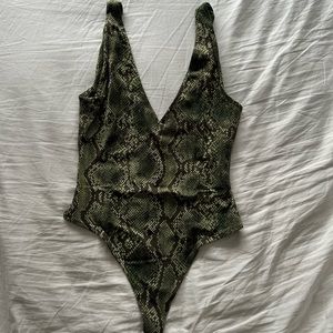 Aritzia Babaton Green Snake Print Bodysuit